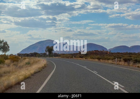 Kata Tjuta in der Nachmittagssonne halb schattigen Blick von der Hauptstraße, bewölkten Himmel, rot, trocken, Wüste Landschaft, horizontale Aspekt. Stockfoto