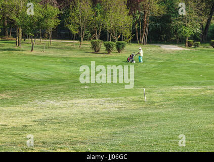 Italien - 25 Mai: Ein unbekannter Mann spielt Golf. Golf ist eine weit verbreitete Sportart. Stockfoto