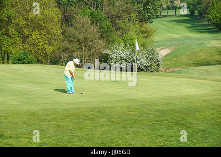 Italien - 25 Mai: Ein unbekannter Mann spielt Golf. Golf ist eine weit verbreitete Sportart. Stockfoto