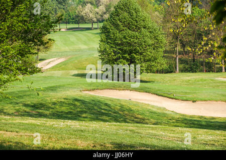 Sand Bunker auf dem Golfplatz-Hügel Stockfoto