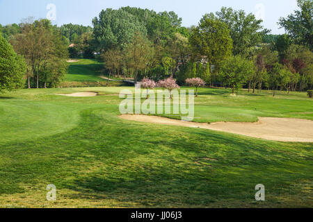 Sand Bunker auf dem Golfplatz-Hügel Stockfoto