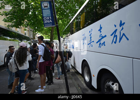 Touristenbus mit chinesischen Schriftzügen und Logos Einlagen Passagiere in Oxford Stockfoto