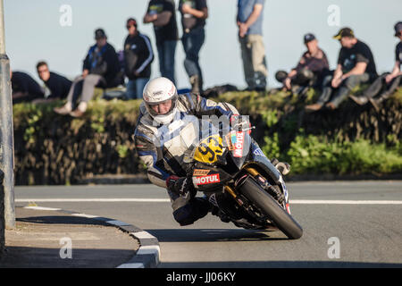 Straßenrennen der Southern 100 Road Races 2017, Isle of man. Fahrer wie Michael Dunlop, Ivan Lintin, Dan Kneen und Dean Harrison Stockfoto