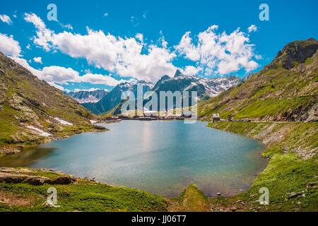 Großer St. Bernhard im Sommer. Höchsten Straßenpass in der Schweiz 2469 m. Es verbindet Martigny im Kanton Wallis in der Schweiz mit Aosta Vall Stockfoto