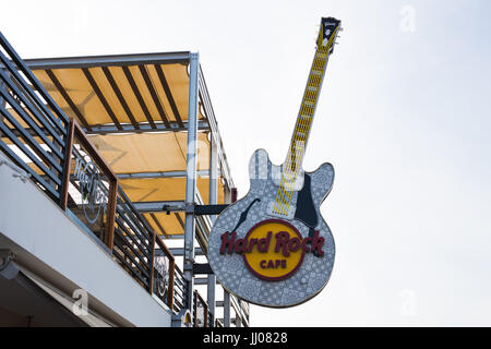 Zypern - 19.Februar: Zeichen des Hard Rock Cafe in Ayia Napa. 19. Februar 2017 Stockfoto