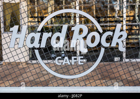 Zypern - 19.Februar: Zeichen des Hard Rock Cafe in Ayia Napa. 19. Februar 2017 Stockfoto