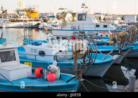 AYIA NAPA, Zypern - 2. Februar 2017: Hafen von Ayia Napa. Hafen ist heute ein bekannter Ferienort. Boote in Ayia Napa Stockfoto
