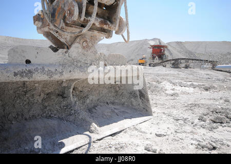 Ausrüstung in einem Kreide-Steinbruch. Bergbauindustrie Stockfoto