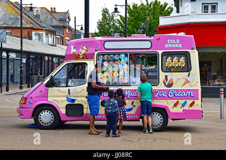 Familie kaufen Eis von einem traditionellen van in Eastleigh, Hampshire, England Stockfoto