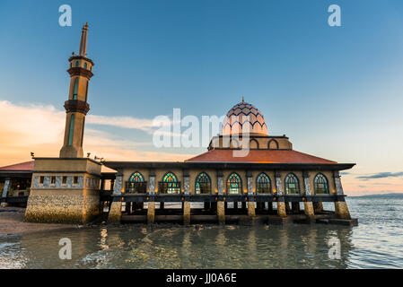 Masjid al-Hussain eine schwimmende Moschee erstreckt sich über die Straße von Malakka Abend bei Kuala Perlis, malaysia Stockfoto