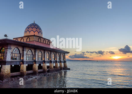 Masjid al-Hussain eine schwimmende Moschee erstreckt sich über die Straße von Malakka Abend bei Kuala Perlis, malaysia Stockfoto