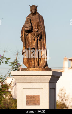 Almonte, Spanien - 3. Juni 2017: Bronze-Statue eines Pilgers halten eine Figur der Madonna von El Rocio. Almonte, Andalusien, Spanien Stockfoto