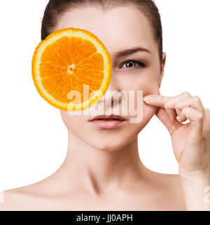 Frau über Auge durch Orangenscheibe. Stockfoto