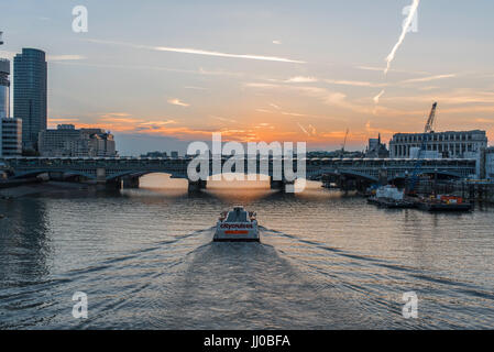 Sonnenuntergang über der Blackfriars Bridge, London Stockfoto