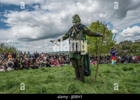 Ein grüner Mann bei den Beltane May Day Feierlichkeiten in Glastonbury, Somerset, England. Stockfoto