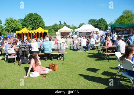 Menschen, die genießen das erste jemals Essen und trinken Festival in Tenterden in Kent, England am 21. Mai 2017. Stockfoto