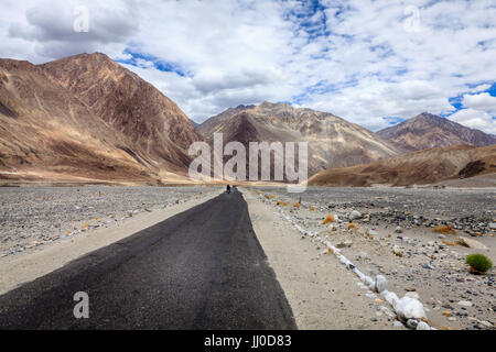 Straße durch Nubra Tal zwischen Ladakh und Karakorum Gebirge Stockfoto