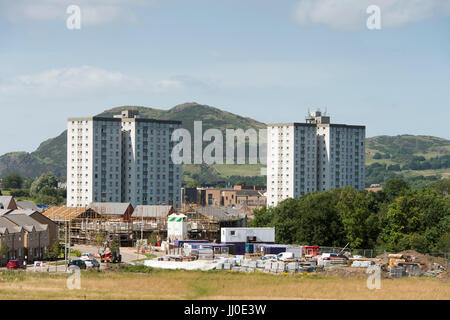 Montag, 17. Juli 2017: Die niddrie von Edinburgh. Niddrie & Craigmillar durchlebt eine Regeneration Programm, neue erschwingliche Familie Gehäuse im Nordosten der Hauptstadt gebaut wird. Neue Taylor Wimpey Entwicklung nächsten Blöcke im Norden östlich von Edinburgh mit Arthurs Seat im Hintergrund Turm. Stockfoto