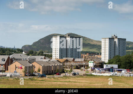 Montag, 17. Juli 2017: Die niddrie von Edinburgh. Niddrie & Craigmillar durchlebt eine Regeneration Programm, neue erschwingliche Familie Gehäuse im Nordosten der Hauptstadt gebaut wird. Neue Taylor Wimpey Entwicklung nächsten Blöcke im Norden östlich von Edinburgh mit Arthurs Seat im Hintergrund Turm. Stockfoto