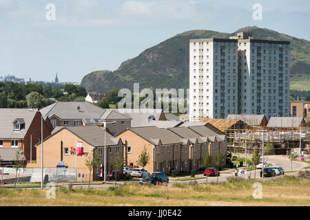 Montag, 17. Juli 2017: Die niddrie von Edinburgh. Niddrie & Craigmillar durchlebt eine Regeneration Programm, neue erschwingliche Familie Gehäuse im Nordosten der Hauptstadt gebaut wird. Neue Taylor Wimpey Entwicklung nächsten Blöcke im Norden östlich von Edinburgh mit Arthurs Seat im Hintergrund Turm. Stockfoto