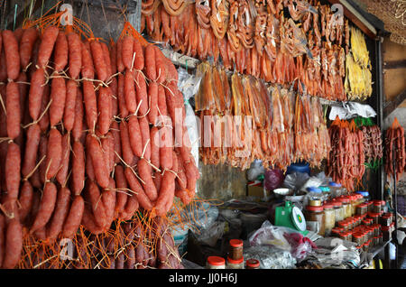 Lebensmittel auf dem Markt von Siem Rip in Kambodscha verkauft. Lebensbedingungen in der Gegend sind schwierig. Stockfoto