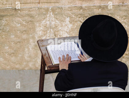 Ein Ultra-orthodoxer jüdischen Mann betet an der Klagemauer, die heiligste Stätte des Judentums Stockfoto