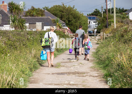 Eine Familie von Urlaubern nach einem Tag wieder nach Hause gehen. Stockfoto