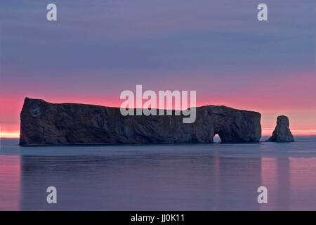 Ein Sonnenaufgang am Perce Rock, Quebec Stockfoto