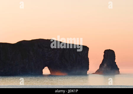 Eine bunte Sonnenaufgang auf Perce Rock, Quebec Stockfoto