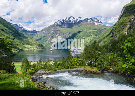 Blick über den Geirangelva Fluss zum Geirangerfjord. Geiranger, Sunnmøre Region, Møre Og Romsdal, Norwegen, Skandinavien Stockfoto