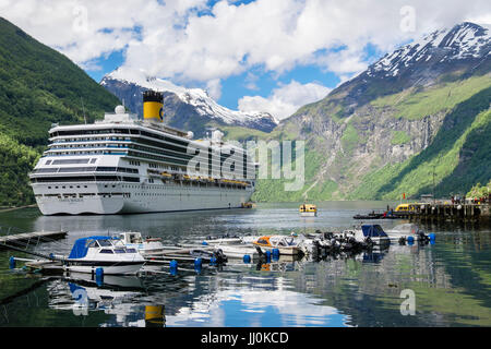 Kreuzfahrtschiff Ocean Liner Costa Magica günstig im Geirangerfjord oder Geiranger Fjord im Sommer. Geiranger Sunnmøre Østfold Norwegen Skandinavien Stockfoto