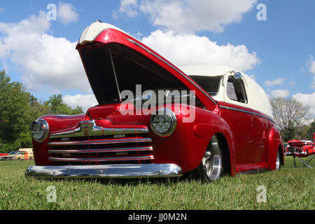 Auto-1946 Ford Sedan Panel Lieferung. Rot / weiß. Gesenkte Hot Rod angepasst. Beavercreek-Popcorn-Festival Auto-Show. Beavercreek Popcorn Festival, Bea Stockfoto