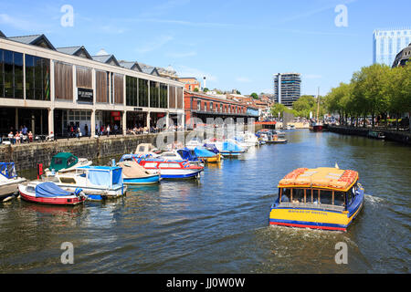 Gesamtansicht von der Hafenpromenade in Bristol an einem sonnigen Tag. Stockfoto