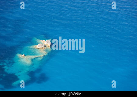 Luftaufnahme des schönen Meer mit azurblauem Wasser und Felsen Stockfoto