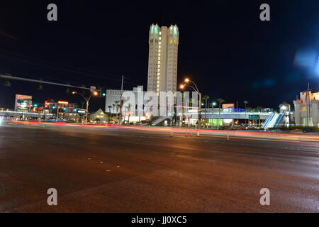 Überqueren von Straßen an der Spitze des Las Vegas strip Stockfoto