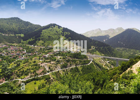 Luftbild von Metsovo Touristenort und Bergen an einem sonnigen Sommertag, Epirus, Griechenland Stockfoto