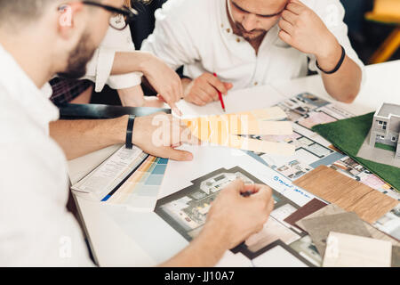 Nahaufnahme der Hände von professionellen Architekten des Projekts zu diskutieren. Sie stehen in der Nähe der Blaupause. Der Mann hält einen Stift und darauf Stockfoto