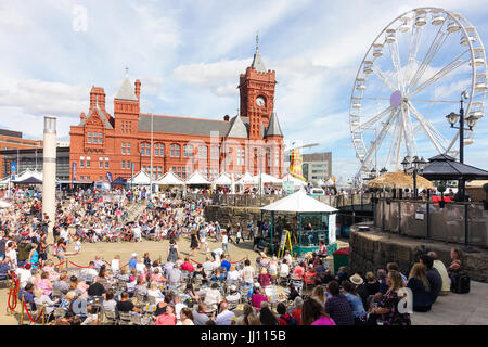 Cardiff, Vereinigtes Königreich - 14. Juli 2017: Menschen erfreuen sich selbst und hören Sie Musik am Eröffnungstag der Cardiff International Food Fest Stockfoto