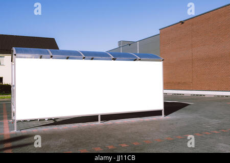 Mock-up. Einkaufswagen zurück Punkt auf einem Parkplatz in der Nähe von Supermarkt Stockfoto