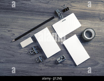 Leere branding Vorlage auf hölzernen Hintergrund. Foto von leeres Briefpapier. Für Design-Portfolios zu verspotten. Ansicht von oben. Stockfoto