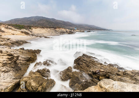 Leo Carrillo State Beach mit Motion blur Wasser in Malibu, Kalifornien. Stockfoto