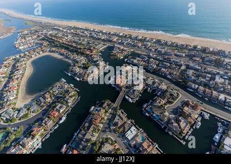 Luftaufnahme des Sunset Beach Waterfront Häuser in Orange County in Kalifornien. Stockfoto