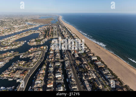 Sunset Beach Waterfront Häuser Luftbild in Orange County in Kalifornien. Stockfoto