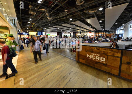 Heathrow Terminal 3 Abflug-Lounge. Stockfoto