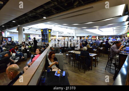 Heathrow Terminal 3 Abflug-Lounge. Stockfoto