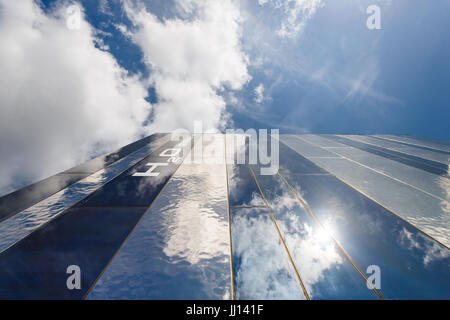 Kaliningrad, Russland - 14. Juli 2017: Fassade des Gebäudes des Museums des Weltmeers Spiegel Stockfoto