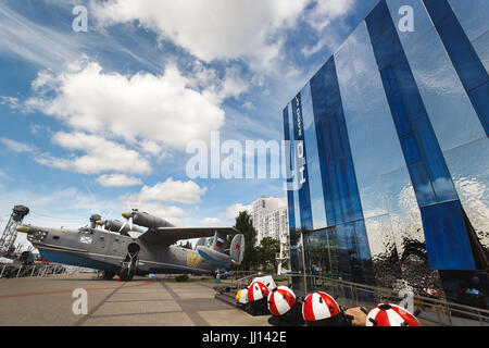 Kaliningrad, Russland - 14. Juli 2017: Fassade des Gebäudes des Museums des Weltmeers Spiegel Stockfoto