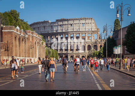 Rom, Italien - 5. September 2010: Menschen sind entlang der Via dei Fori Imperiali in Rom, die späte Nachmittagssonne genießen Fuß. Das Kolosseum steht ta Stockfoto