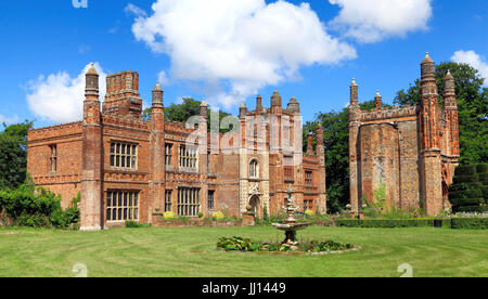 Osten Barsham Manor, Tudor Periode, Herrenhaus, Anfang 16. Jahrhundert Südfassade, Torhaus, Norfolk, England, UK Stockfoto