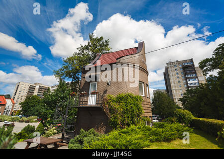 Kaliningrad, Russland - 14. Juli 2017: Fassade des Gebäudes des Museums der Weltmeere im Sommer Stockfoto